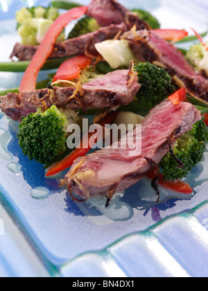 Steak de surlonge Griddled et bandes de légumes grillés Banque D'Images