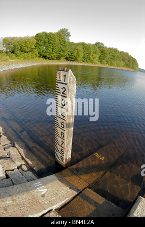 Marqueurs de niveau d'eau du réservoir sur Anglezarke, Lancashire, ce qui indique une très faible niveau d'eau en raison de l'absence ou la pluie. Banque D'Images