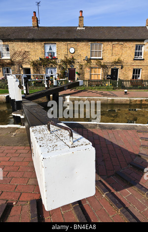 Gites près de Fenny serrure sur le Grand Union Canal à Fenny Stratford, Milton Keynes, Buckinghamshire. Banque D'Images