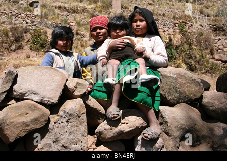 Les enfants sur l'île de Taquile, le Lac Titicaca, au Pérou. Banque D'Images