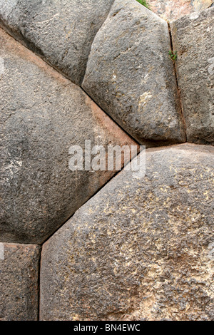 Mur en pierre sèche à Sacsayhuaman, Cusco, Pérou, Amérique du Sud. Banque D'Images