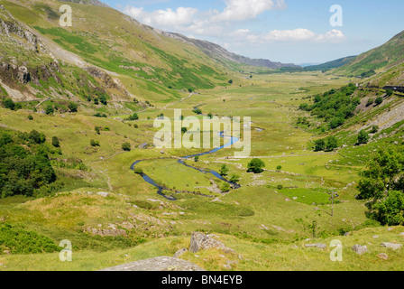 Nant Ffrancon valley de Gwynedd, un classique de la vallée glaciaire en forme de U. Afon Ogwen est la rivière qui serpente à travers la vallée. Banque D'Images