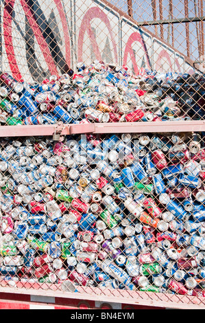 Les canettes de soda en aluminium sont collectées à un parc de récupération de ferraille pour recyclage en de nouveaux lingots d'aluminium. Banque D'Images