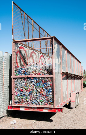 Les canettes de soda en aluminium sont collectées à un parc de récupération de ferraille pour recyclage en de nouveaux lingots d'aluminium. Banque D'Images