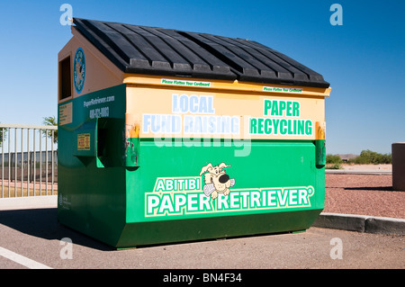 Donation box idéalement situé dans les parcs de stationnement où le public peut recycler les produits de papier. Banque D'Images