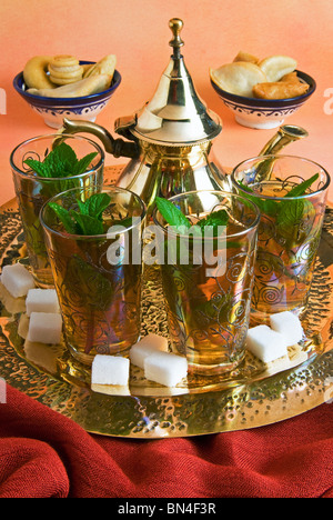 Thé à la menthe et biscuits Arabe, Arabe, Arabe, Pays Banque D'Images