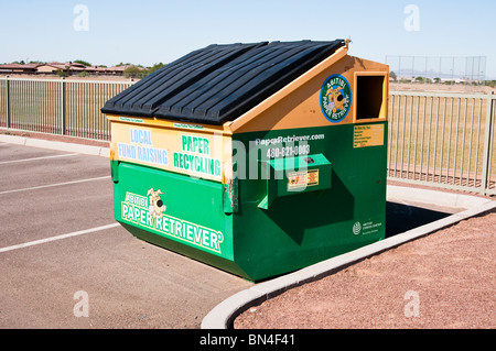 Donation box idéalement situé dans les parcs de stationnement où le public peut recycler les produits de papier. Banque D'Images