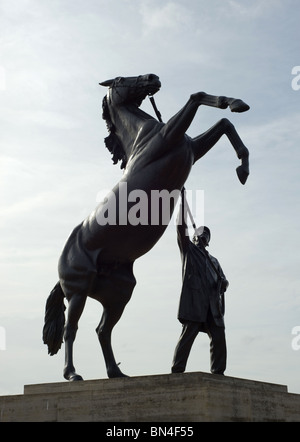 Une statue d'un cheval noir debout sur c'est pattes de l'élevage jusqu'à tenir les rênes de son maître. Photo par Matt Kirwan. Banque D'Images