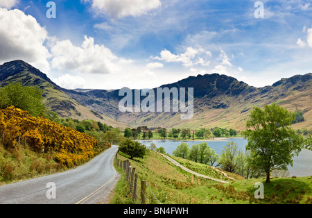 Vue sur la lande avec Fleetwith Pike, Knotts gris et Meules, Lake District, UK Banque D'Images