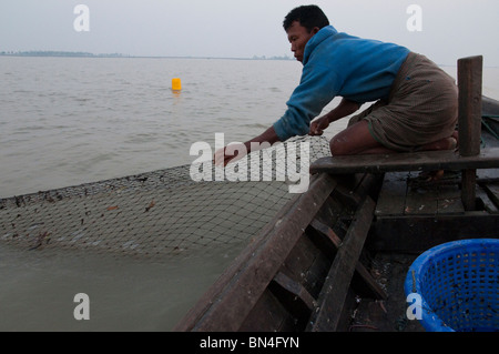 Le Myanmar. La Birmanie. Visite du village de Tübingen Gyi dans l'Ayeryarwady delta. Cyclone Nargis : conséquences Banque D'Images