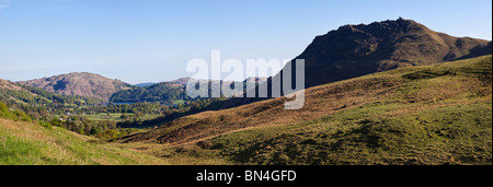 Helm Crag surplombant la vallée de Dunmail Grasmere soulever, Lake District, Cumbria, England, UK Banque D'Images