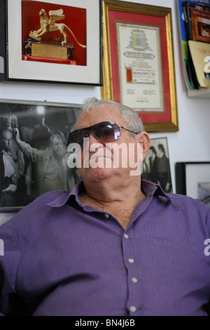 Producteur et réalisateur israélien Menahem Golan regarde ses nombreuses récompenses, accroché au mur de son bureau à Tel-Aviv. Banque D'Images