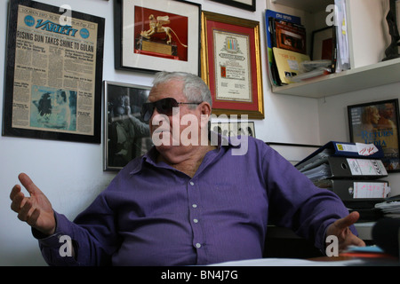 Producteur et réalisateur israélien Menahem Golan regarde ses nombreuses récompenses, accroché au mur de son bureau à Tel-Aviv. Banque D'Images