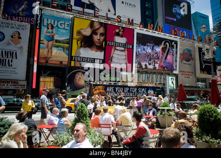 Une longue Times Square à New York est considérée le mercredi 30 juin 2010. (© Richard B. Levine) Banque D'Images