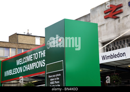 Vue de l'entrée jusqu'à Wimbledon ferroviaire principale et de la station de métro au cours de l'tournoi de tennis de Wimbledon, London, SW19. Banque D'Images