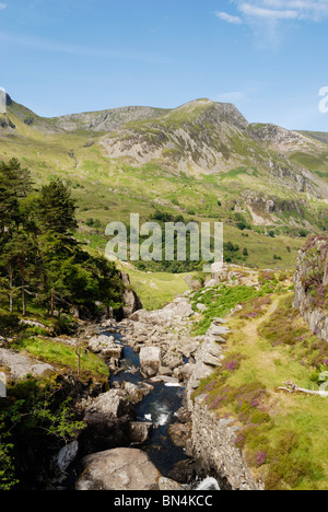 Avec l'Ogwen Foel Goch Falls ( Afon Ogwen ) ci-dessous dans le Nant Ffrancon Pass, Gwynedd, au nord du Pays de Galles. Banque D'Images