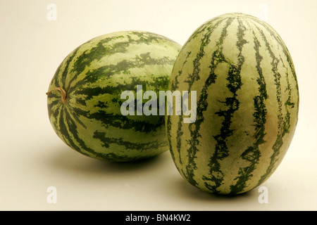 Fruits ; deux pastèques avec lumière et rayures vert foncé et rouge de l'eau de l'intérieur ; Pune Maharashtra, Inde ; Banque D'Images