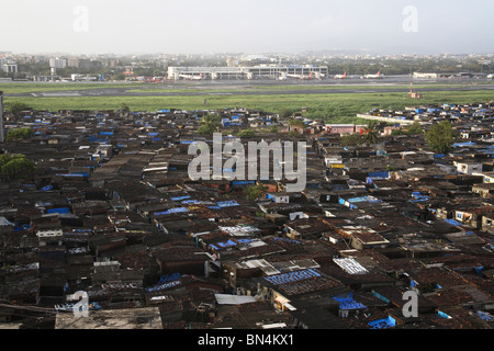 Bidonville près de l'aéroport ; Vakola Santacruz ; Bombay Mumbai Maharashtra ; Inde ; pas de permission Banque D'Images