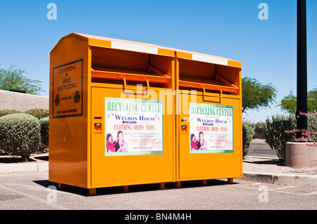 Des boîtes de dons placées à un endroit où le public peut recycler convenablement leurs vêtements. Banque D'Images