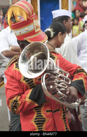 Instrument de musique ; soufflage Euphonium Euphonium artiste jouant dans un groupe , pendant la procession religieuse Banque D'Images