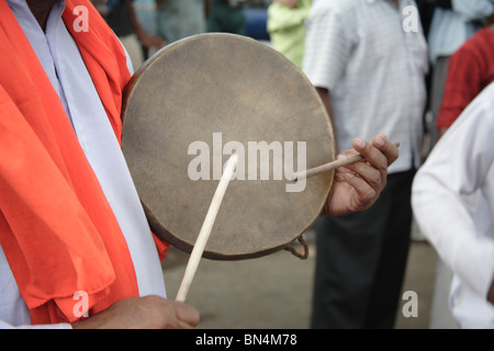 Homme jouant dafli ; tambour à main joué avec deux bâtons ; Inde Banque D'Images