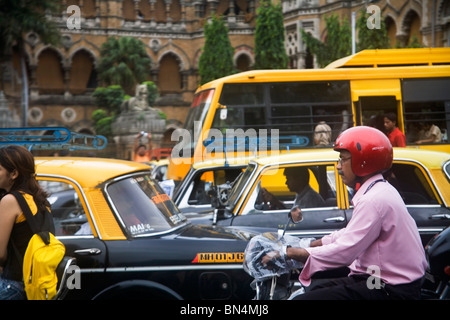 Circulation s'arrête lorsque les gens donnent pour la victime de condoléances 7 novembre Numéro d'une bombe ; Bombay Mumbai Maharashtra ; Inde ; Banque D'Images