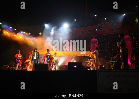 Spectacle sur scène par Dadoji Konddeo à Sonu Nigam Stadium , pendant Thane Festival en novembre 2006 ; Thane Maharashtra Inde ; ; PAS DE MR Banque D'Images