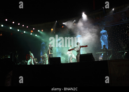 Spectacle sur scène par Dadoji Konddeo à Sonu Nigam Stadium , pendant Thane Festival en novembre 2006 ; Thane Maharashtra Inde ; ; PAS DE MR Banque D'Images