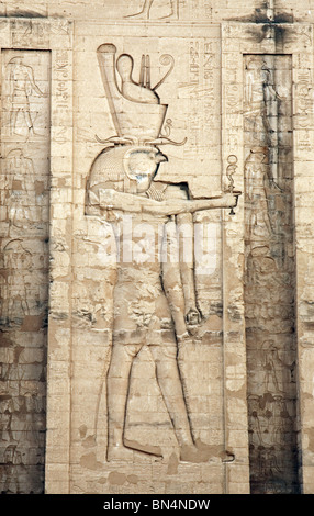 Hiéroglyphes et bas-relief sculpté photo du dieu faucon Horus au temple d'Edfou, Egypte Banque D'Images