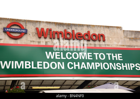 Vue de l'entrée jusqu'à Wimbledon ferroviaire principale et de la station de métro au cours de l'tournoi de tennis de Wimbledon, London, SW19. Banque D'Images