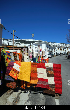 Magasin de vente de tapis fabriqués localement dans la rue principale, Capileira, Las Alpujarras, Province de Grenade, Andalousie, Espagne, Europe de l'Ouest Banque D'Images