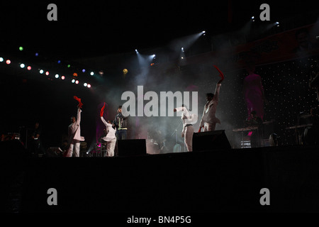 Spectacle sur scène par Dadoji Konddeo à Sonu Nigam Stadium , pendant Thane Festival en novembre 2006 ; Thane Maharashtra Inde ; ; PAS DE MR Banque D'Images