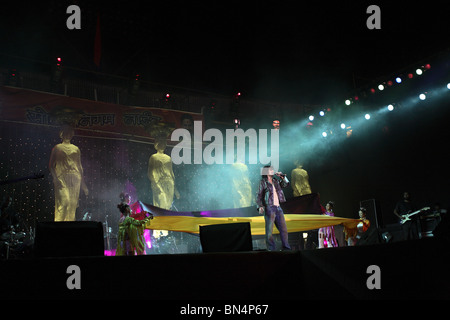 Spectacle sur scène par Dadoji Konddeo à Sonu Nigam Stadium , pendant Thane Festival en novembre 2006 ; Thane Maharashtra Inde ; ; PAS DE MR Banque D'Images