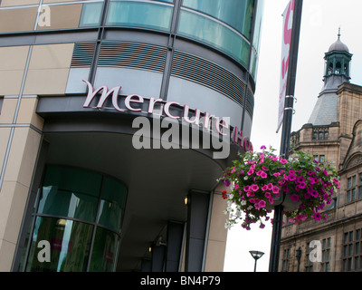 Mercure Hotel et l'hôtel de ville, à Sheffield Banque D'Images