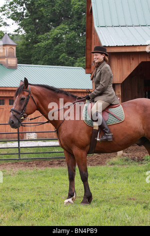 Dame femme sur le cheval habillé de chasser en rat catcher outfit Banque D'Images