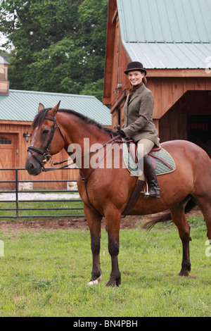 Dame femme sur le cheval habillé de chasser en rat catcher outfit Banque D'Images