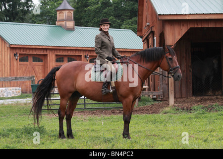 Dame femme sur le cheval habillé de chasser en rat catcher outfit Banque D'Images