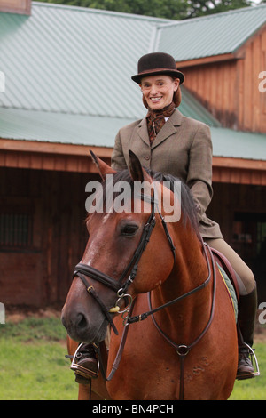 Dame femme sur le cheval habillé de chasser en rat catcher outfit Banque D'Images