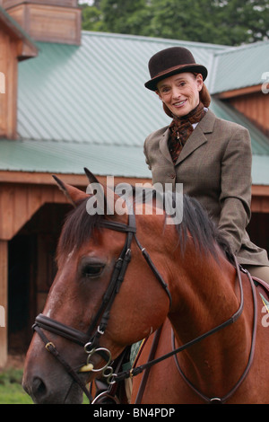 Dame femme sur le cheval habillé de chasser en rat catcher outfit Banque D'Images