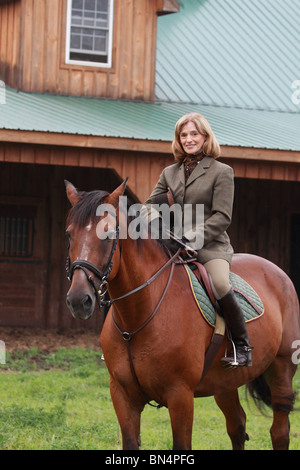 Dame femme sur le cheval habillé de chasser en rat catcher outfit Banque D'Images