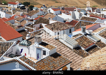 Vue sur les toits de la ville, Olvera, Cadix Province, Andalousie, Espagne, Europe de l'Ouest. Banque D'Images