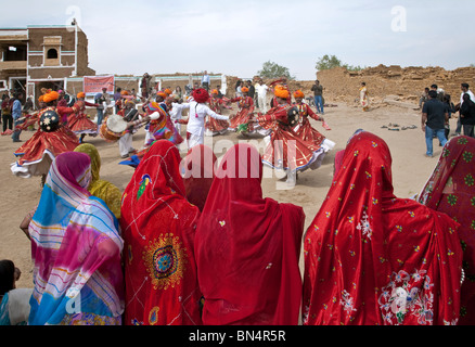 Les femmes indiennes en regardant une danse traditionnelle. Village Khuri. Le Rajasthan. L'Inde Banque D'Images