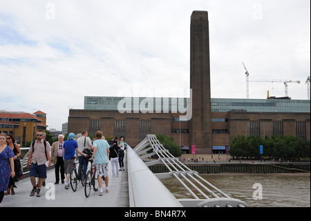 Vue de la Tate Modern Art Gallery et personnes traversant le pont du Millénaire. Southbank, Londres. Banque D'Images