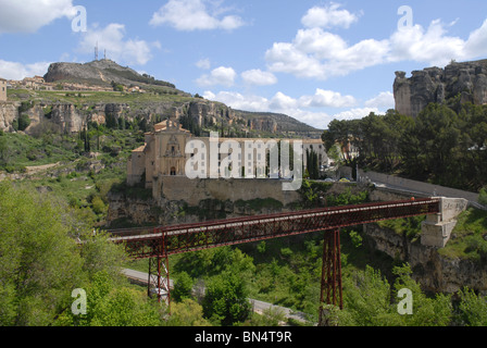 Vue sur gorge à Puente de San Pablo et le Parador, Cuenca, Castille-La Manche, Espagne Banque D'Images