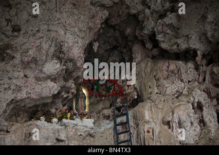 Un autel de Notre Dame de Guadalupe dans une grotte dans le Canyon du Sumidero à Tuxla Gutierrez, Chiapas, Mexique, le 18 février 2010. Banque D'Images
