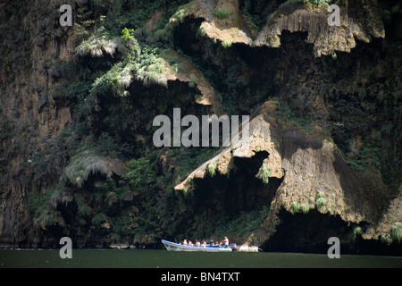 Un bateau navigue dans le Canyon du Sumidero à Tuxla Gutierrez, Chiapas, Mexique, le 18 février 2010. Banque D'Images