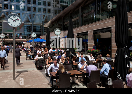 Les employés de bureau, mangeant et buvant, Canary Wharf, Londres, Angleterre Banque D'Images