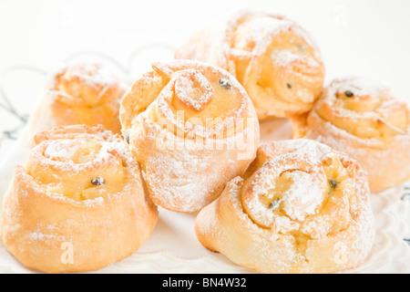 Petits pains salés sucrés avec glaçage blanc Banque D'Images