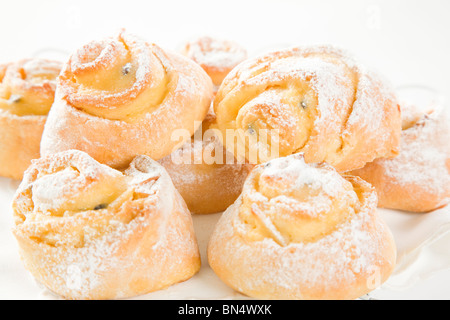 Petits pains salés sucrés avec glaçage blanc Banque D'Images