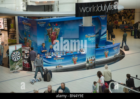 Londres Gatwick Airport South Terminal - Esprit d'été boisson hors affichage promotion 2010 Jule Banque D'Images